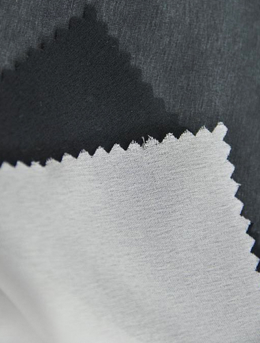 La entretela tejida es un tejido que se utiliza para reforzar y realzar la estructura de la ropa.