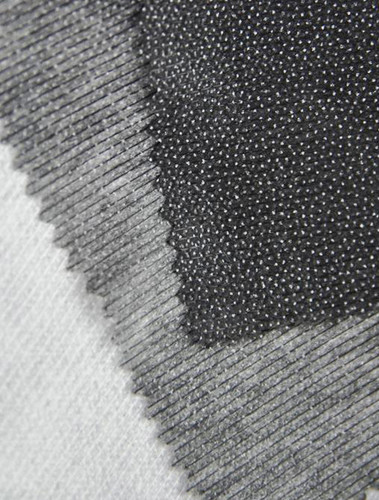 El forro no tejido es un material ligero elaborado sin deformaciones.
